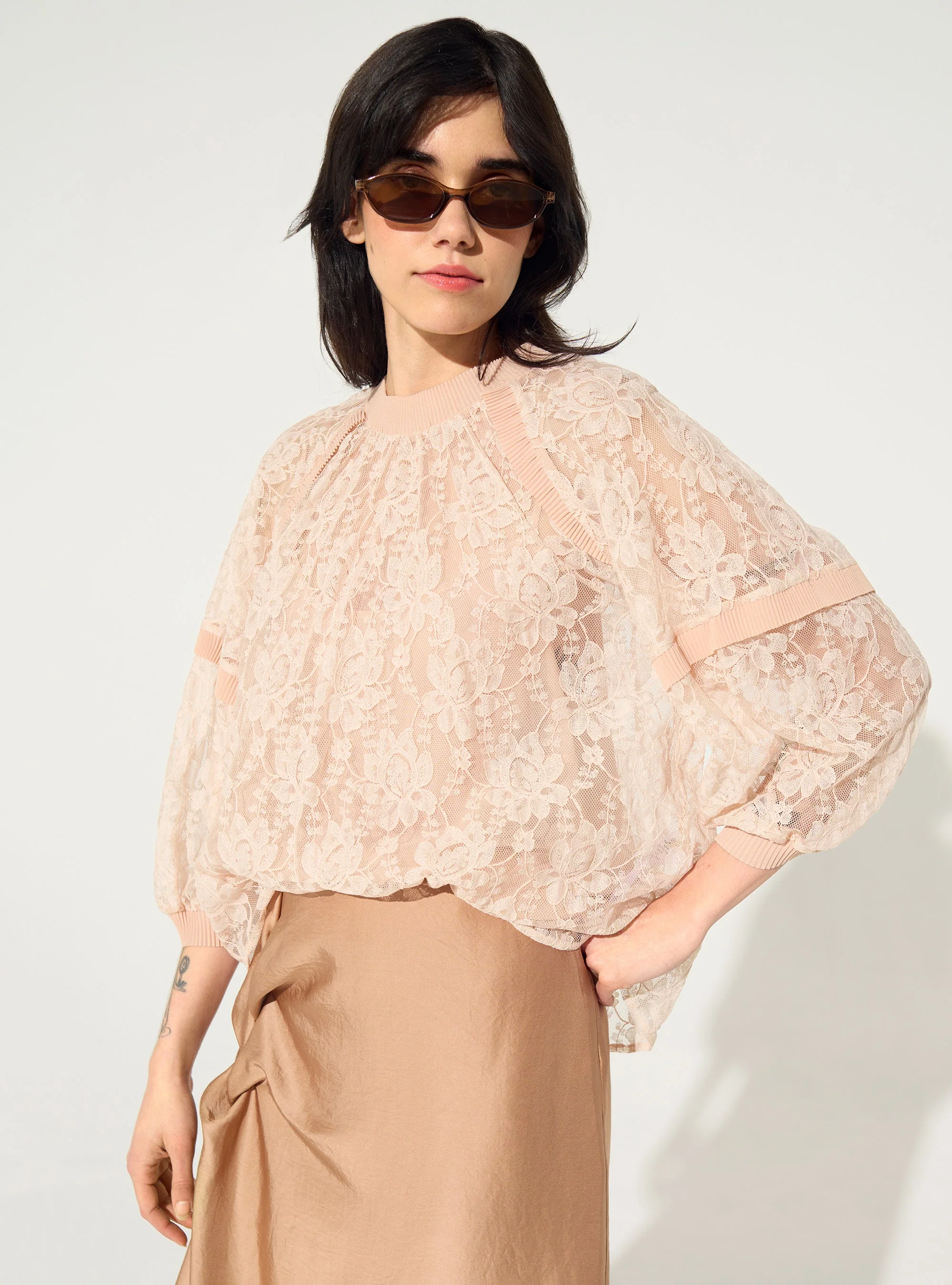 Blouse en dentelle ample plissée rose - Image 3