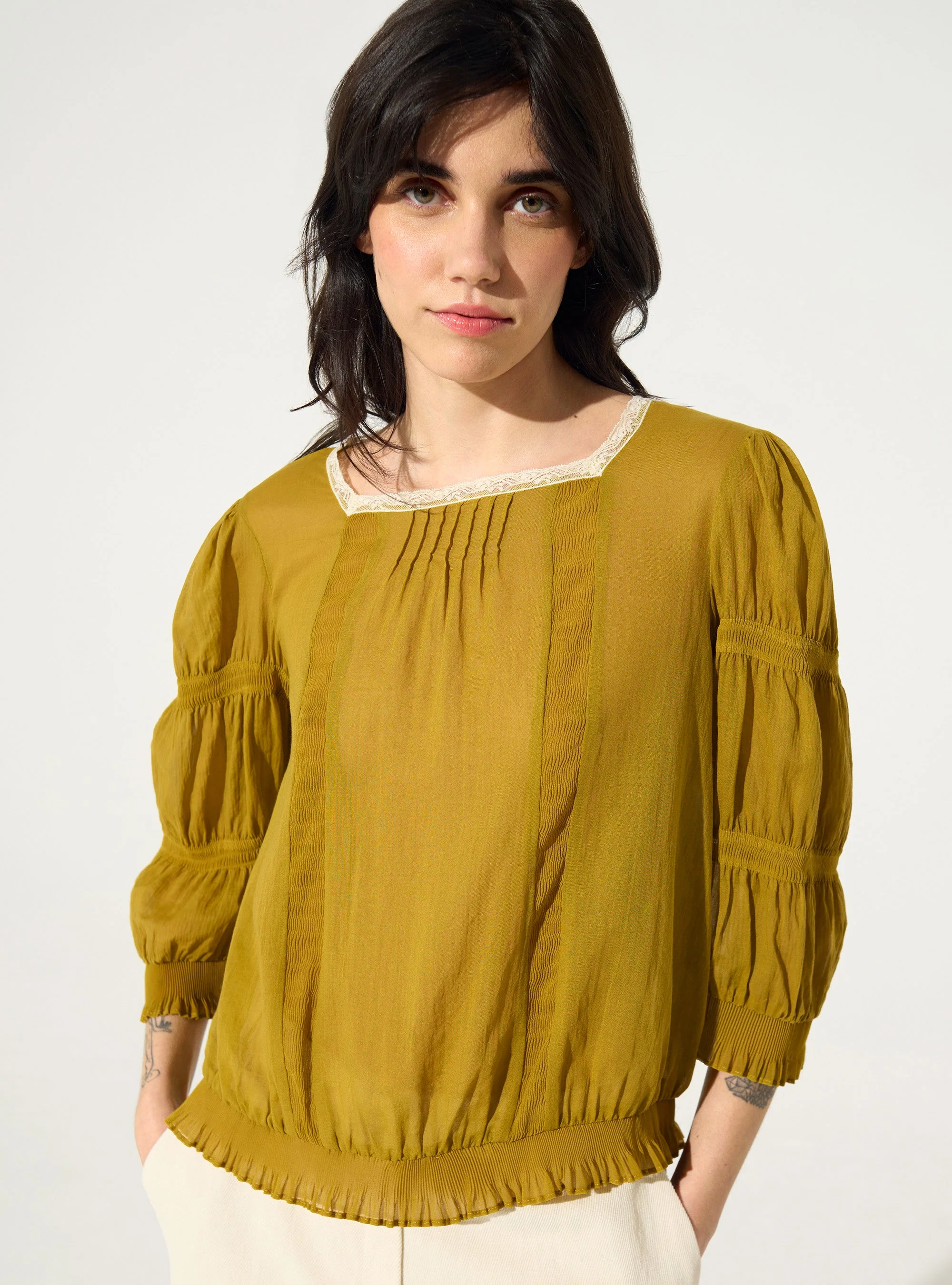 Blouse plissée et Dentelle de Calais-Caudry® ocre jaune - Image 2