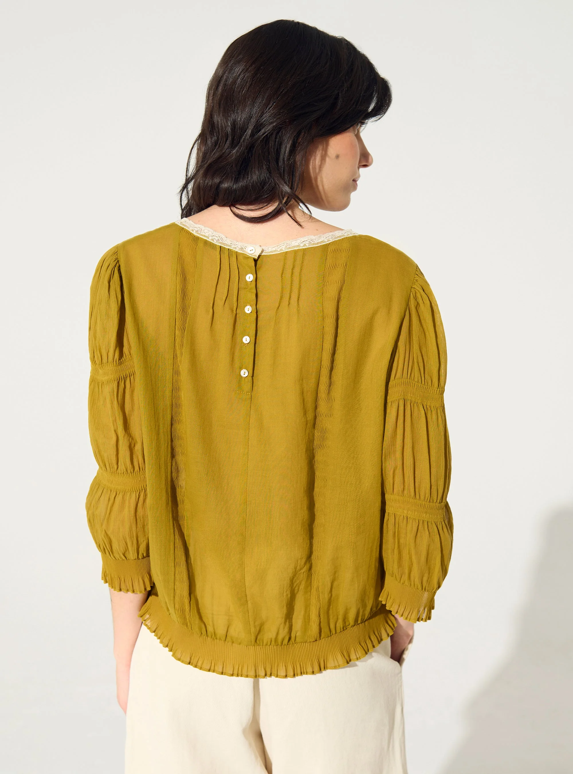Blouse plissée et Dentelle de Calais-Caudry® ocre jaune - Image 6