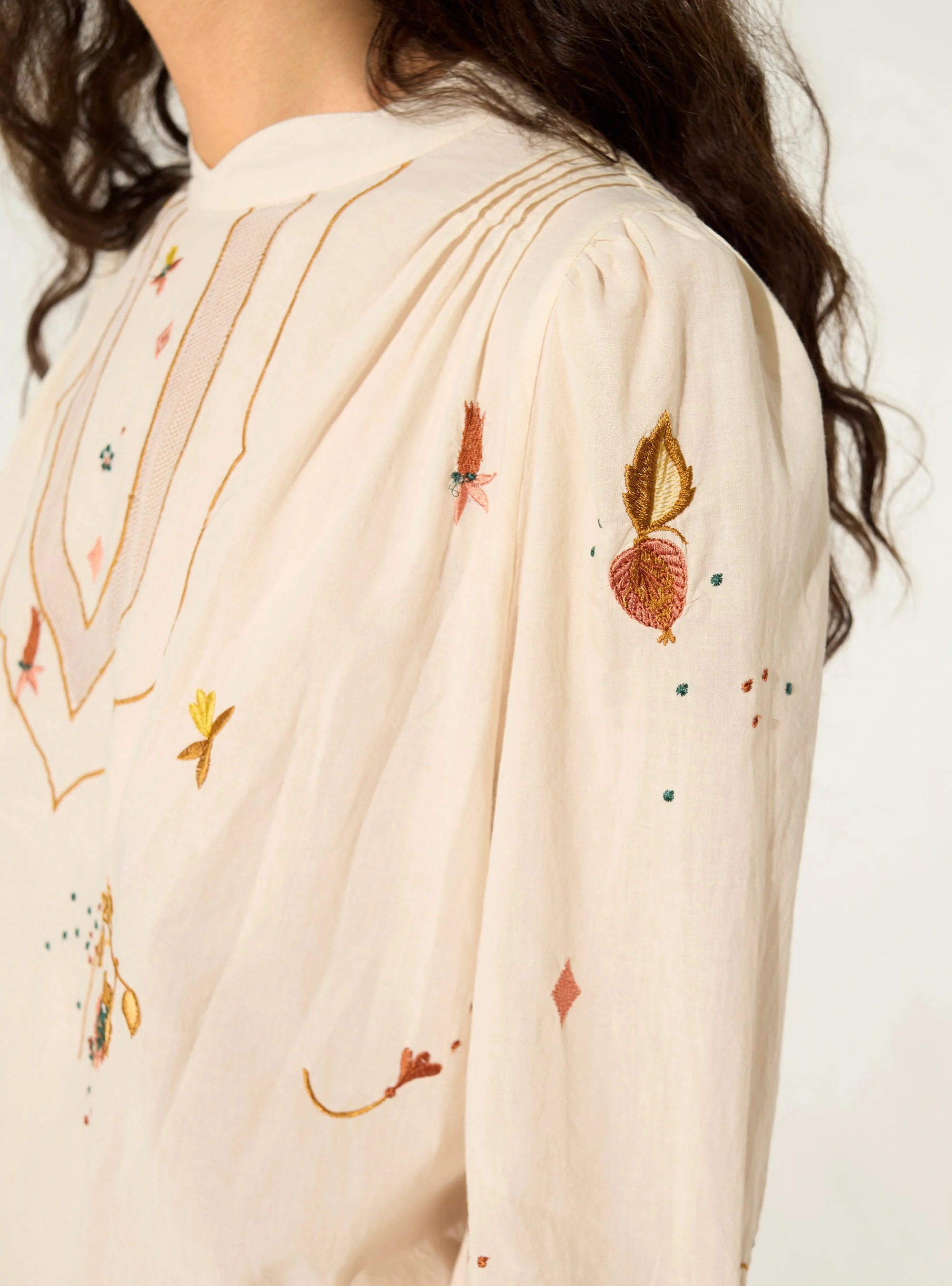 Blouse brodée en coton écru - Image 4