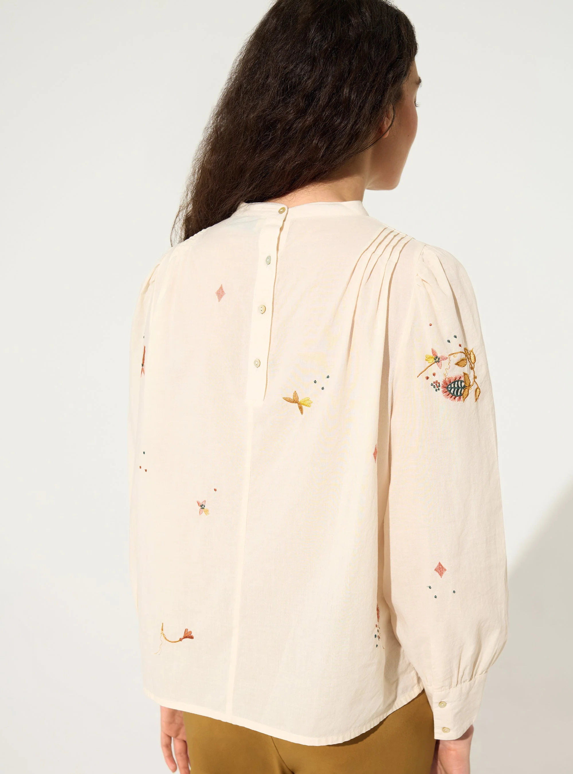 Blouse brodée en coton écru - Image 5