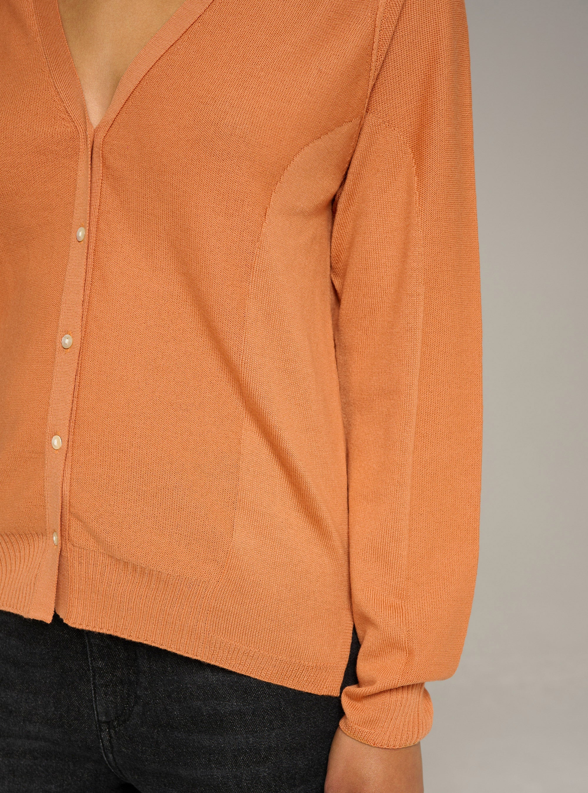 Cardigan col V maille fine en laine - Image 3