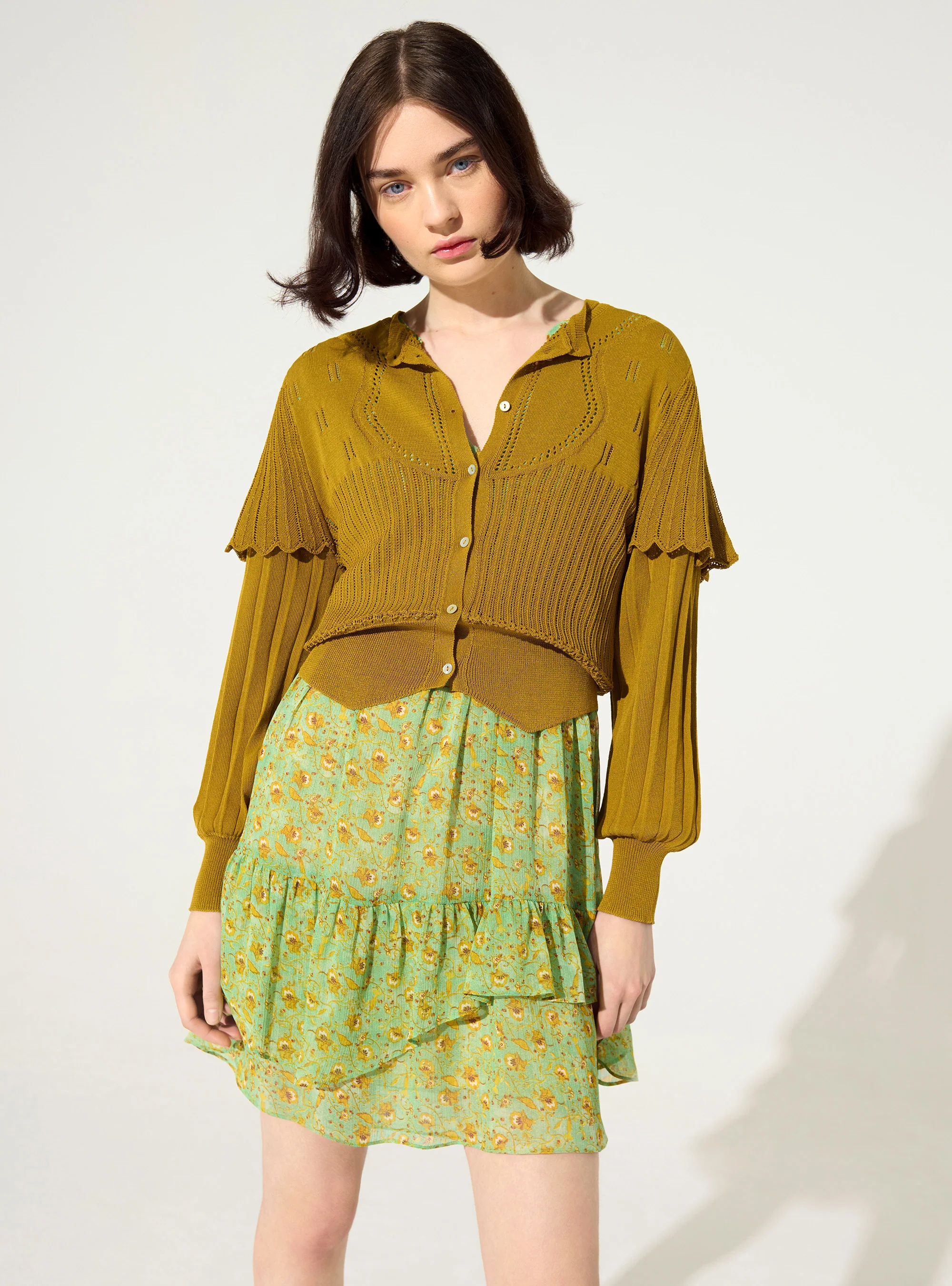 Cardigan plissé ocre jaune - Image 2