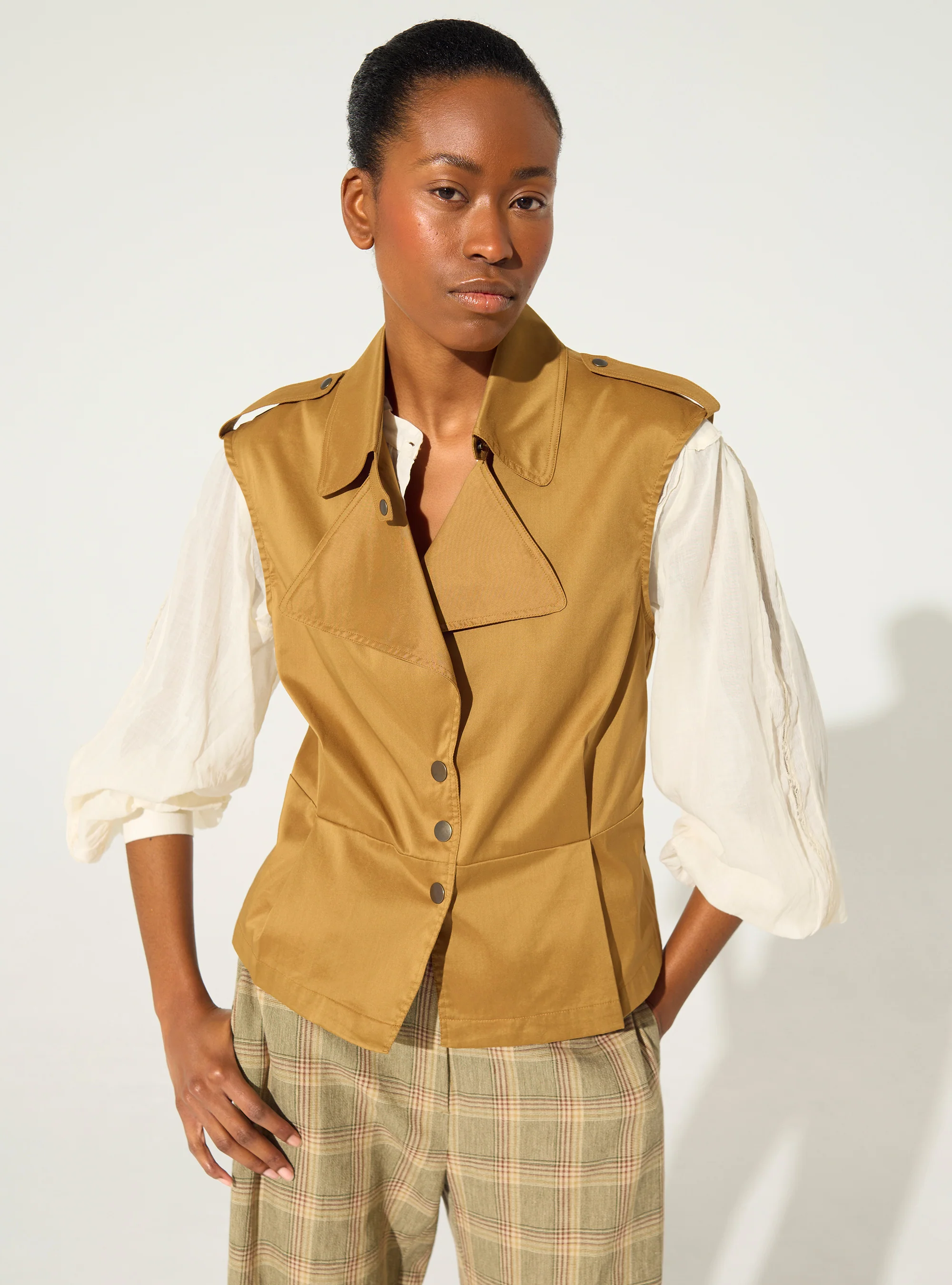 Chemise ajustée plissée en coton marron - Image 3