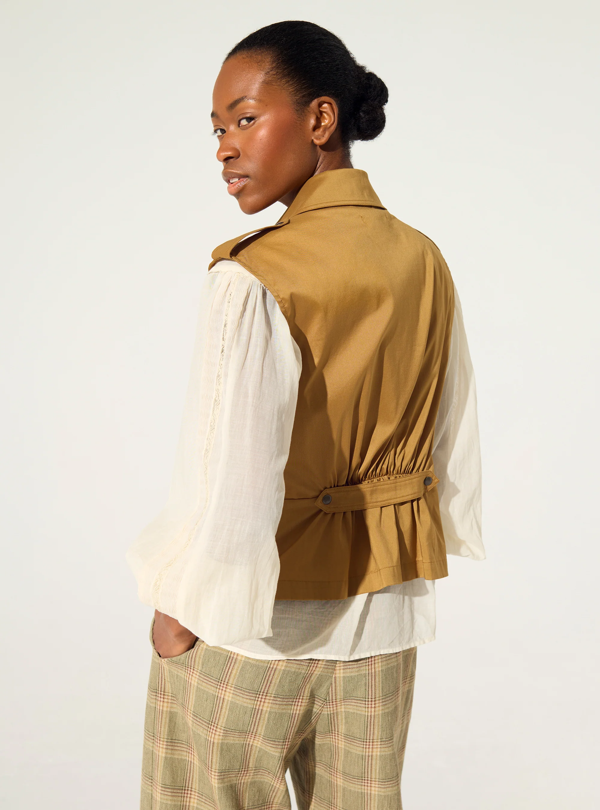 Chemise ajustée plissée en coton marron - Image 4