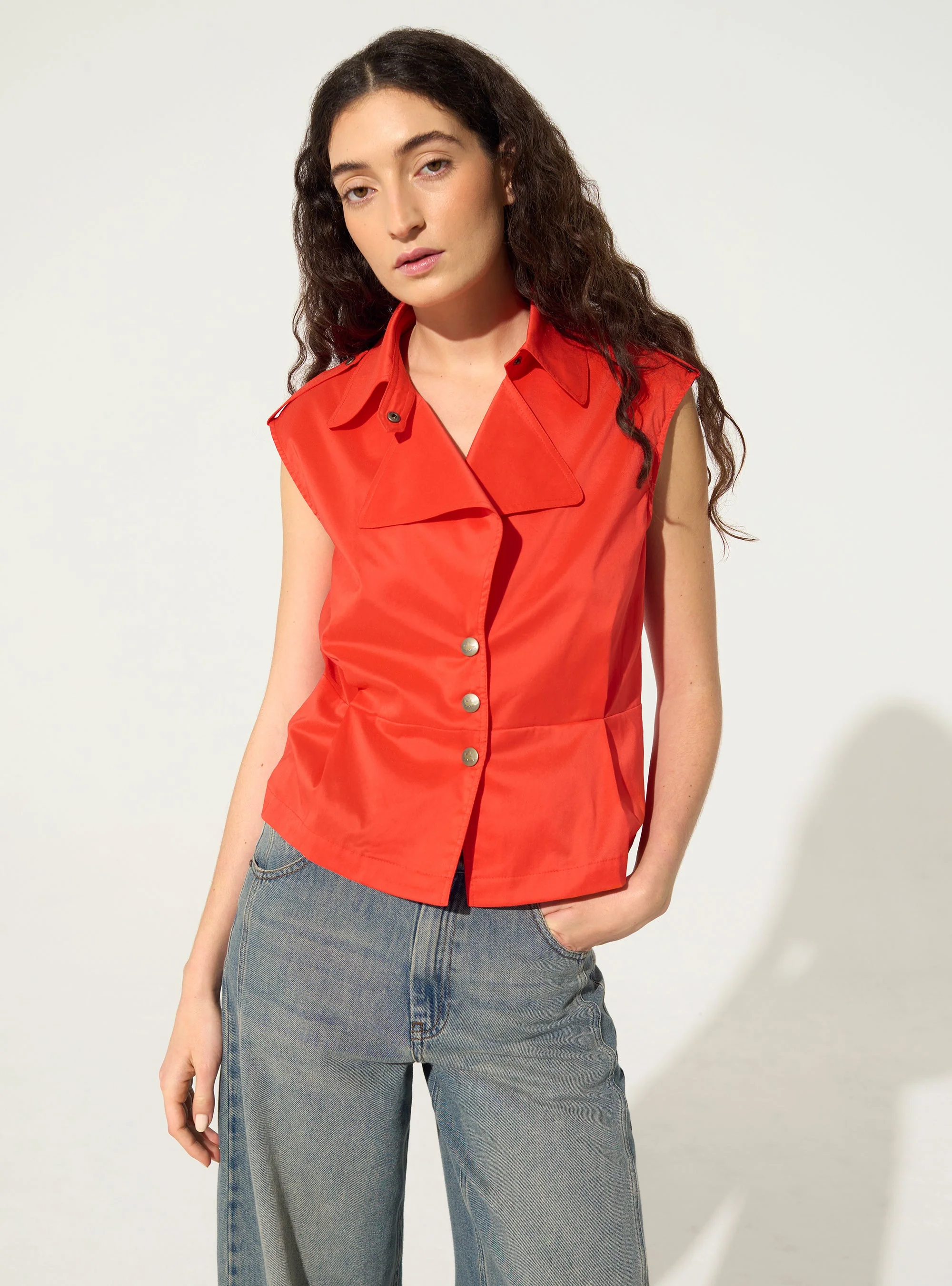 Chemise ajustée plissée en coton rouge - Image 3