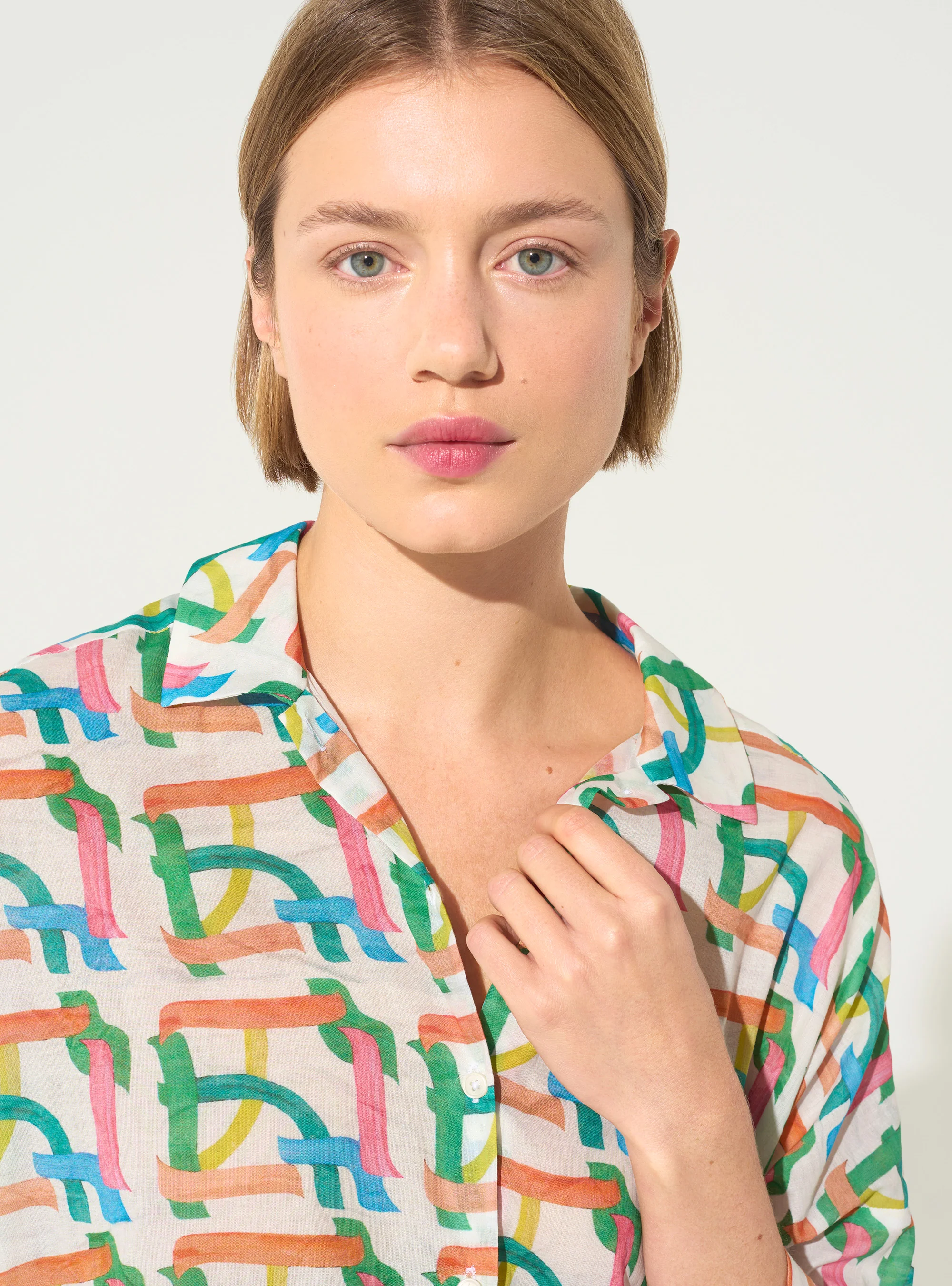 Chemise oversize imprimé maison en coton blanche - Image 4