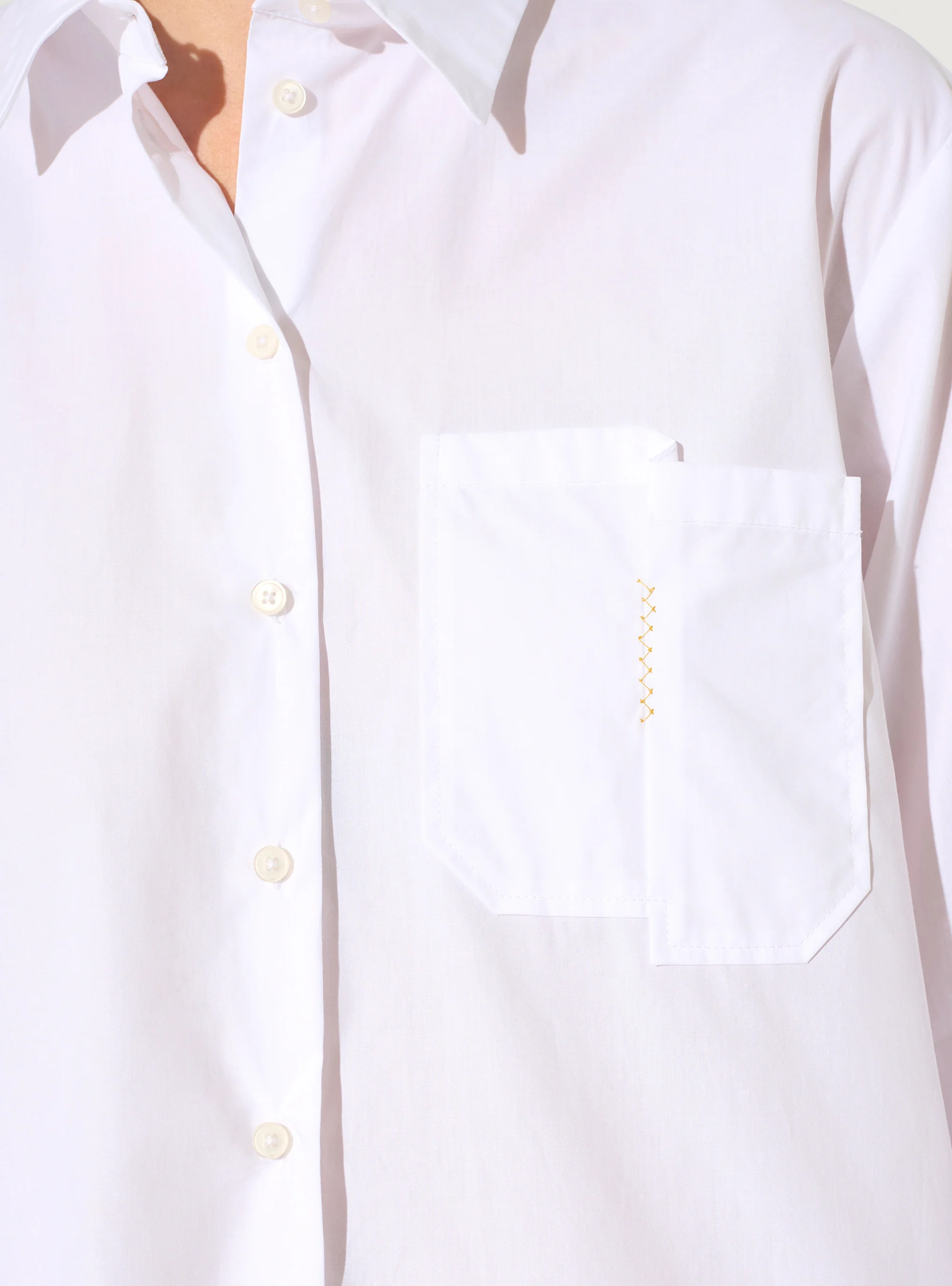 Chemise oversize manches longues en coton biologique blanche - Image 4