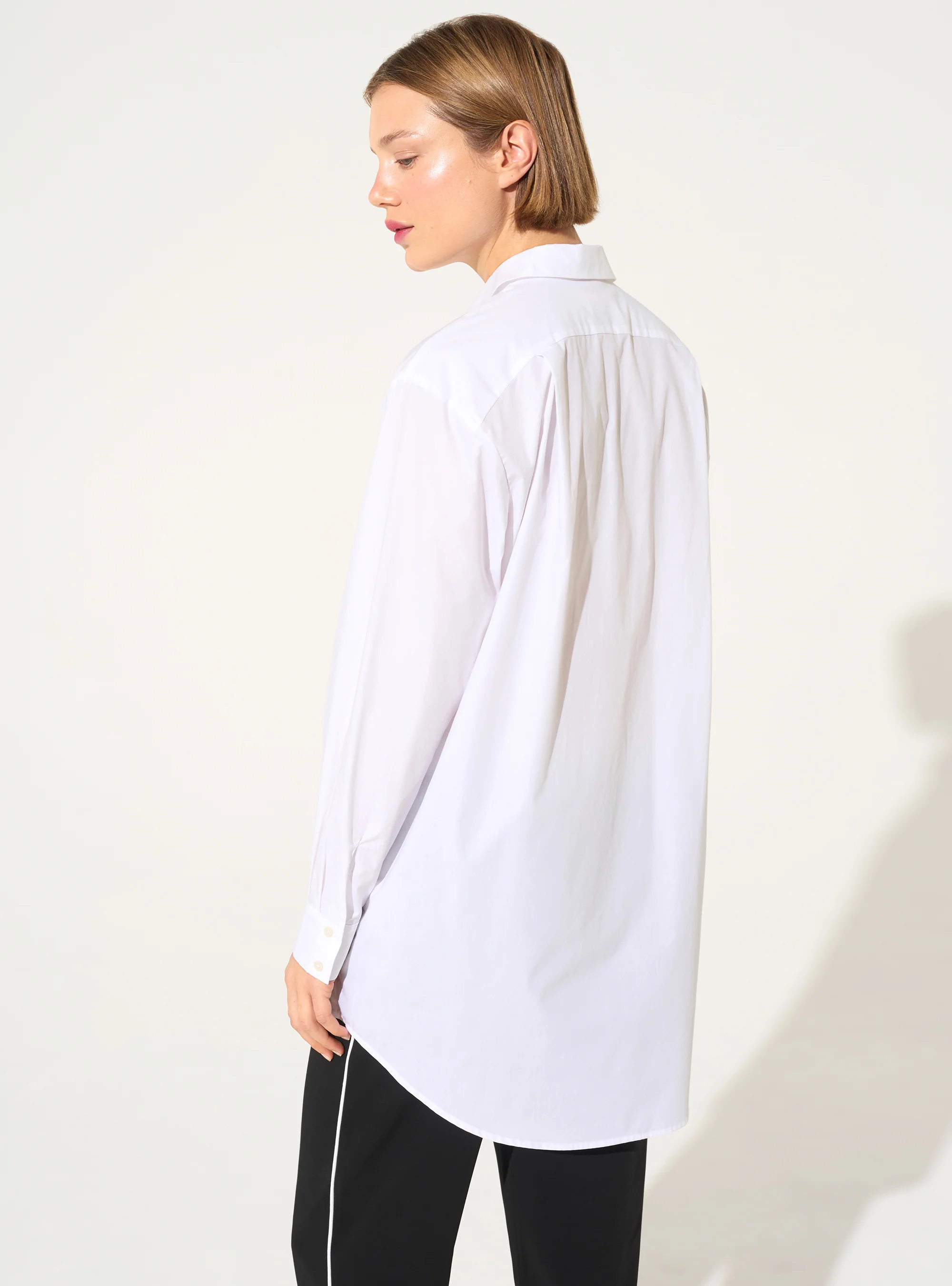 Chemise oversize manches longues en coton biologique blanche - Image 5
