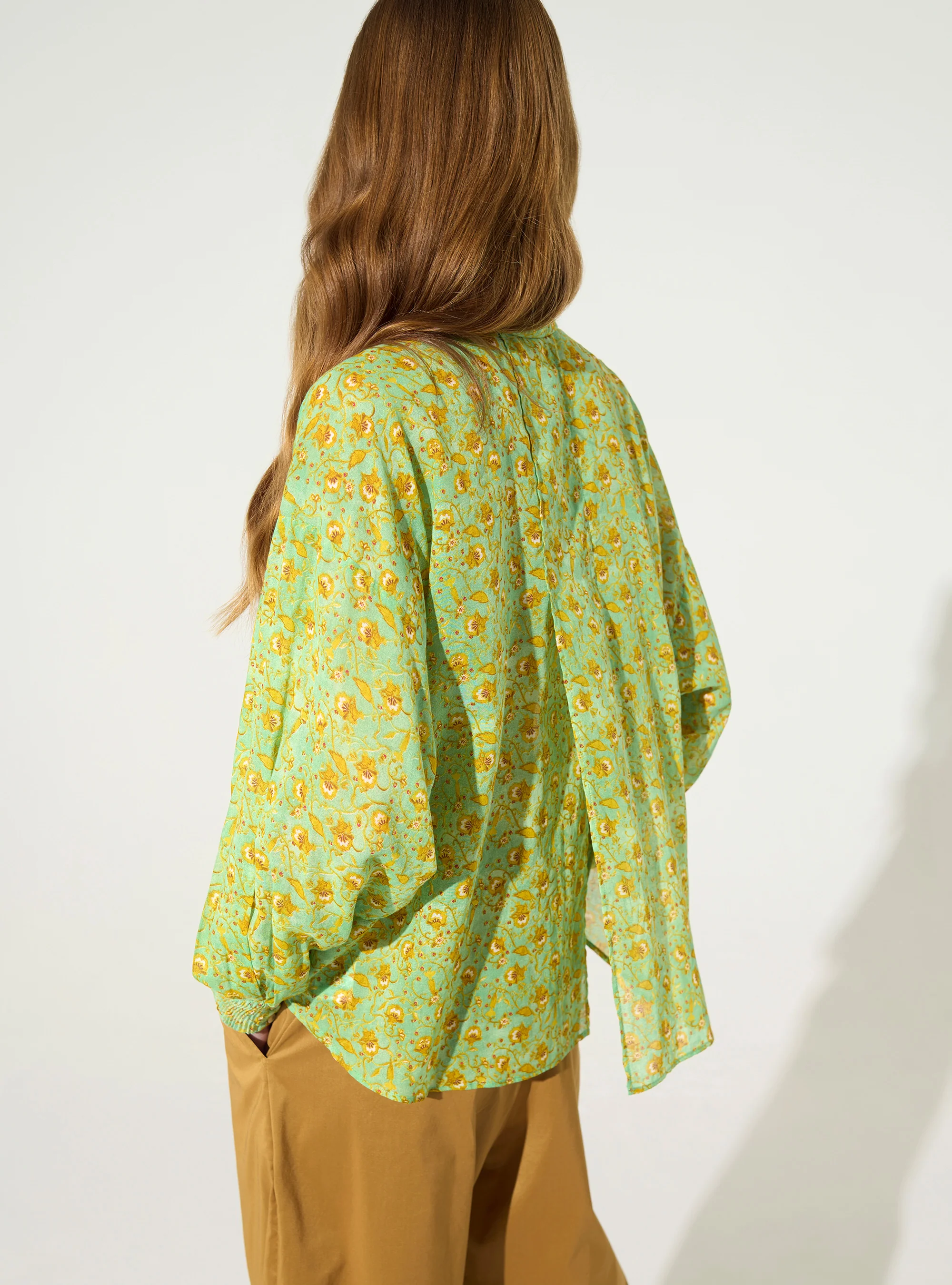 Chemise oversize plissée imprimée en coton vert - Image 5