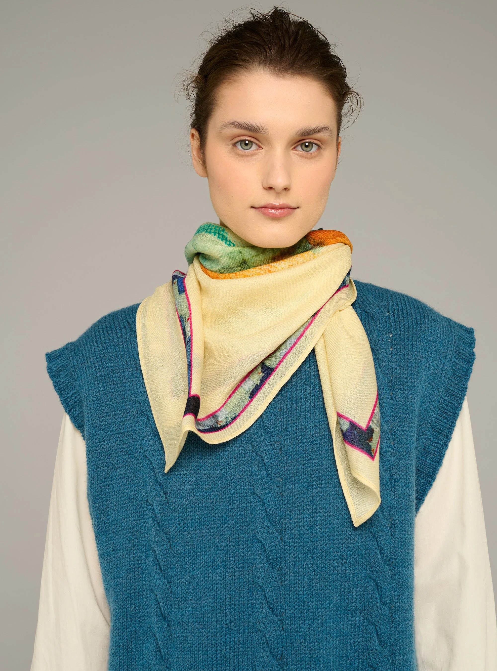 Foulard grand format en laine imprimé