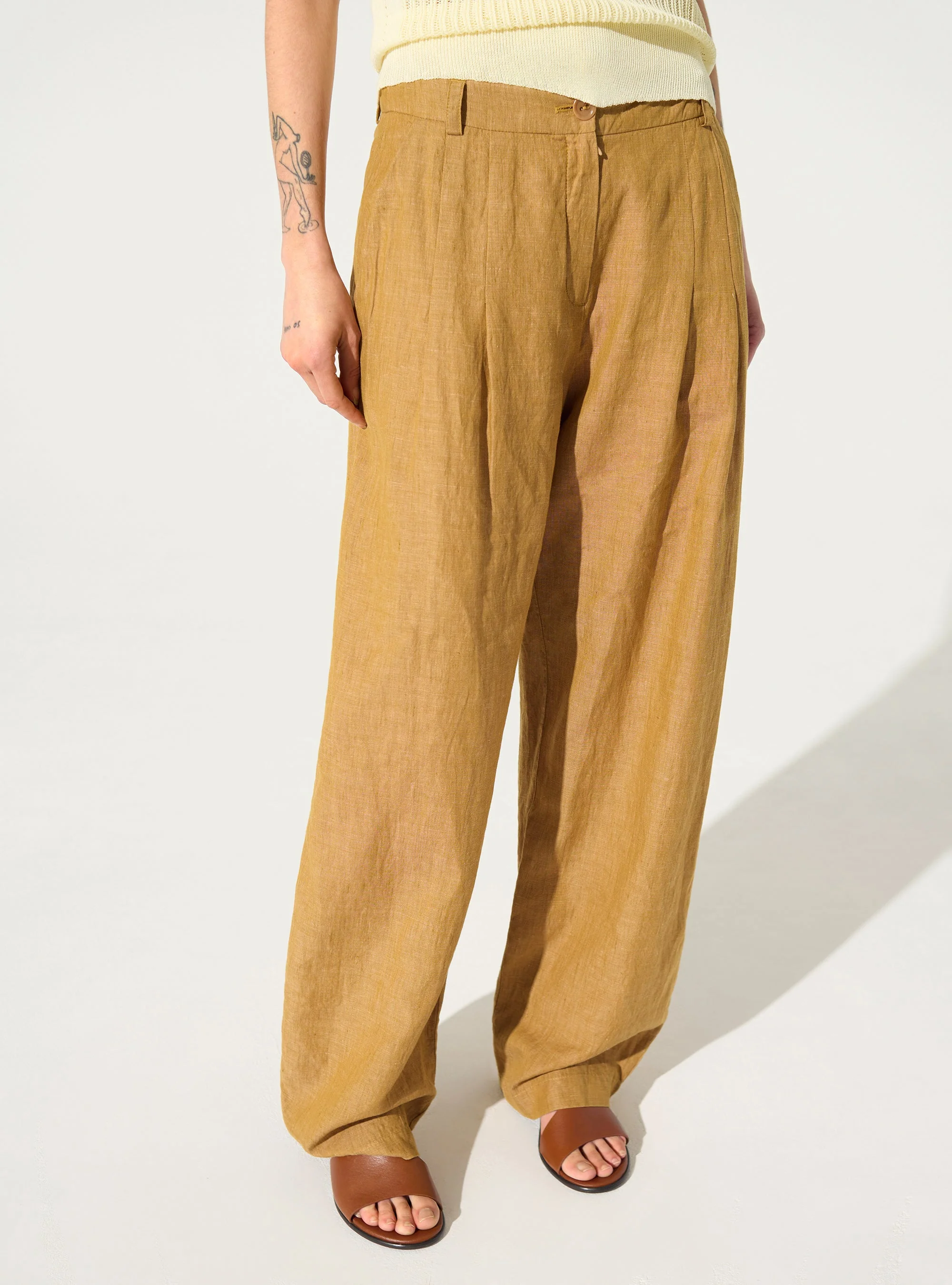 Pantalon en lin et en coton marron - Image 2