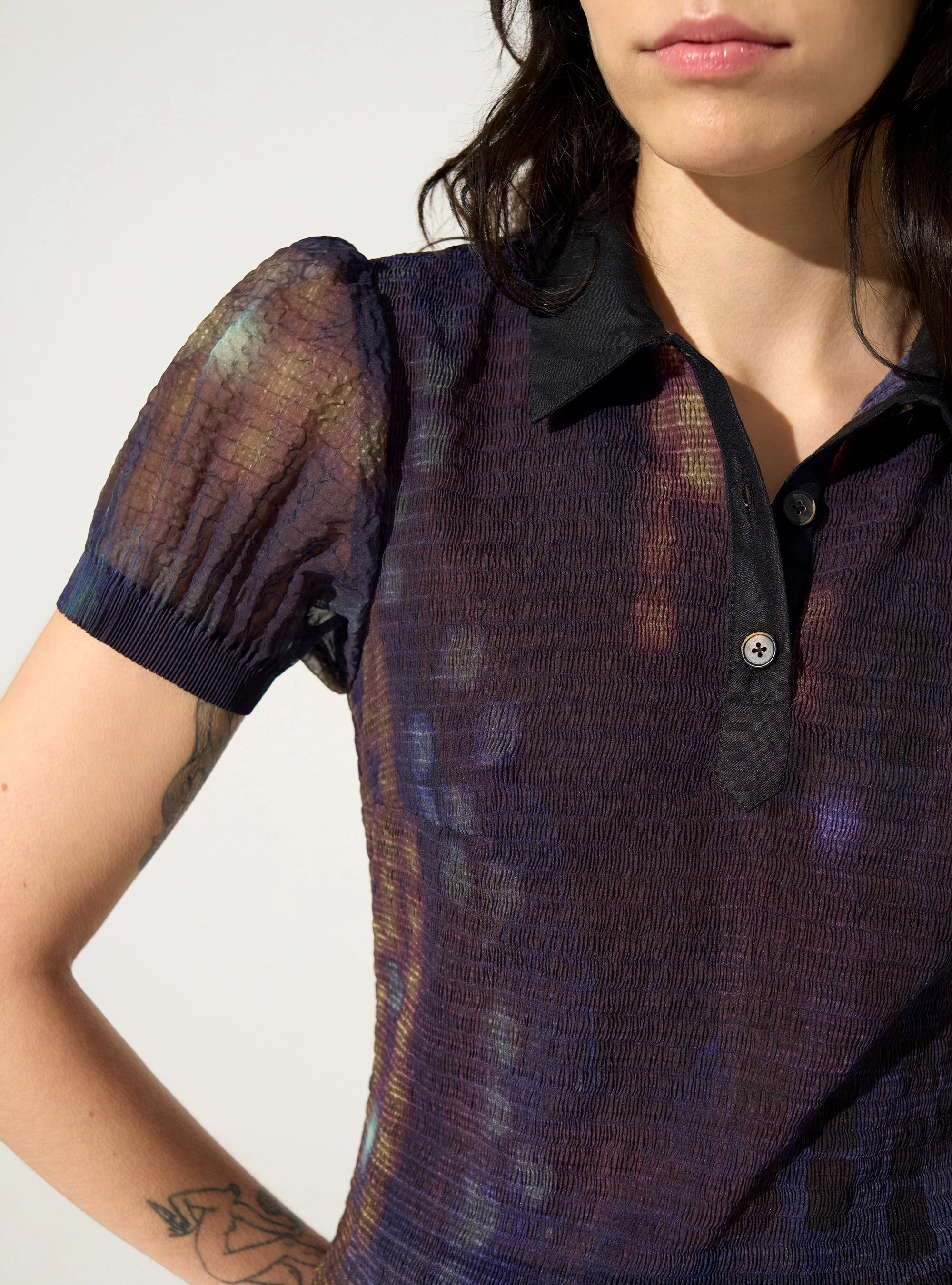 Polo ajusté plissé imprimé maison violet - Image 3