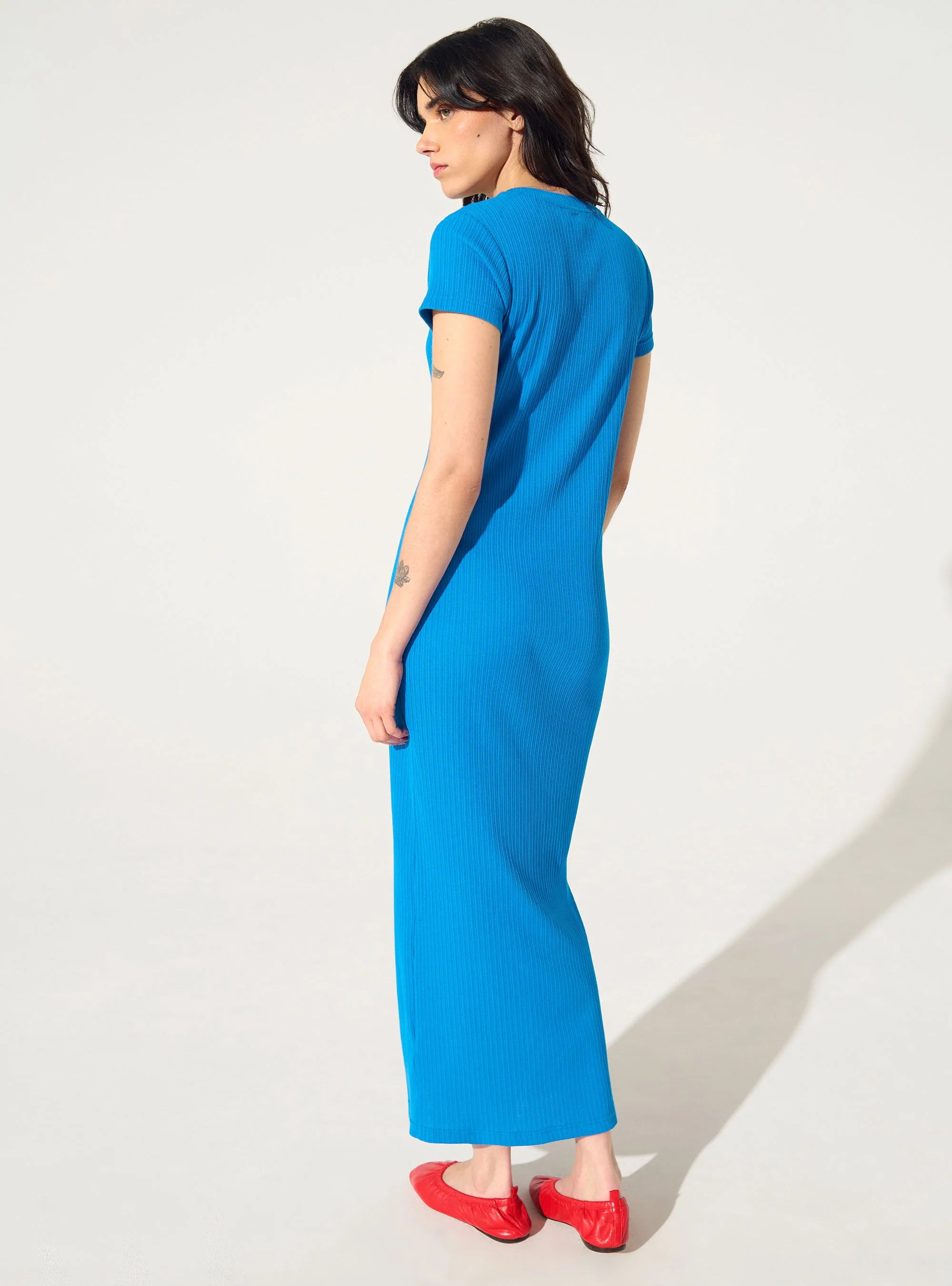 Robe ajustée plissée en coton bleu - Image 4