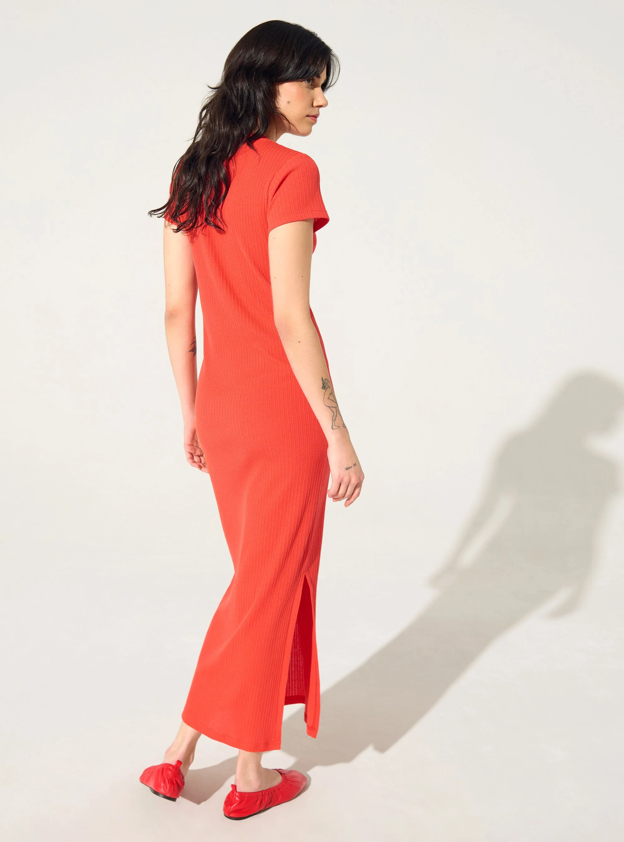 Robe ajustée plissée en coton rouge - Image 4