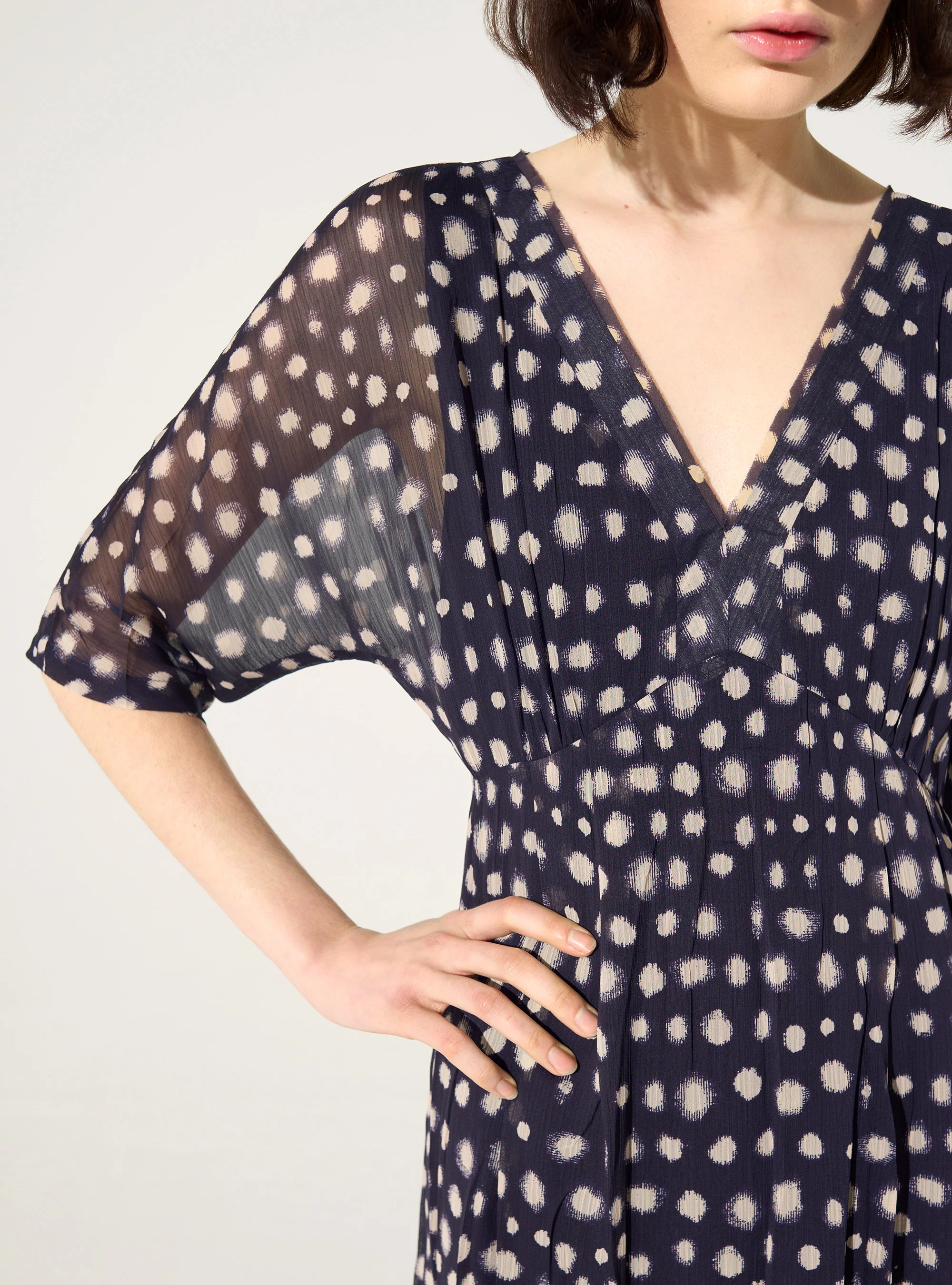 Robe ajustée plissée imprimé maison violette - Image 4
