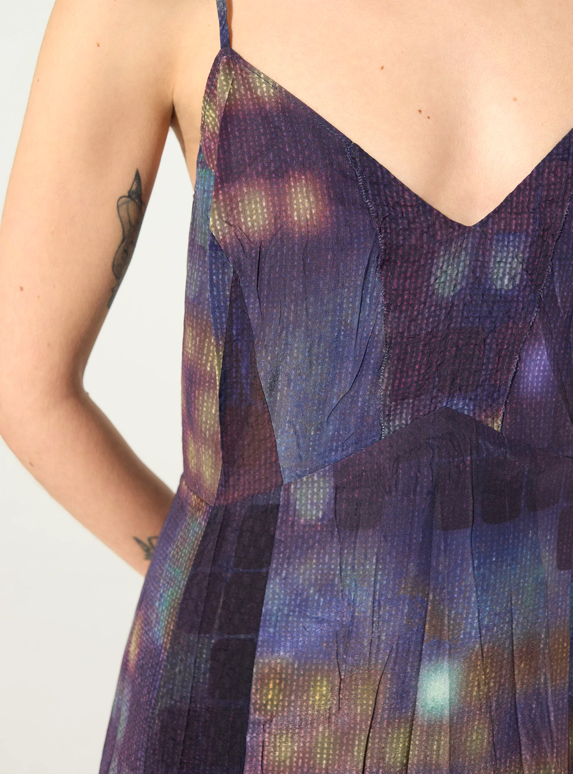 Robe ajustée plissée imprimé maison violette - Image 4