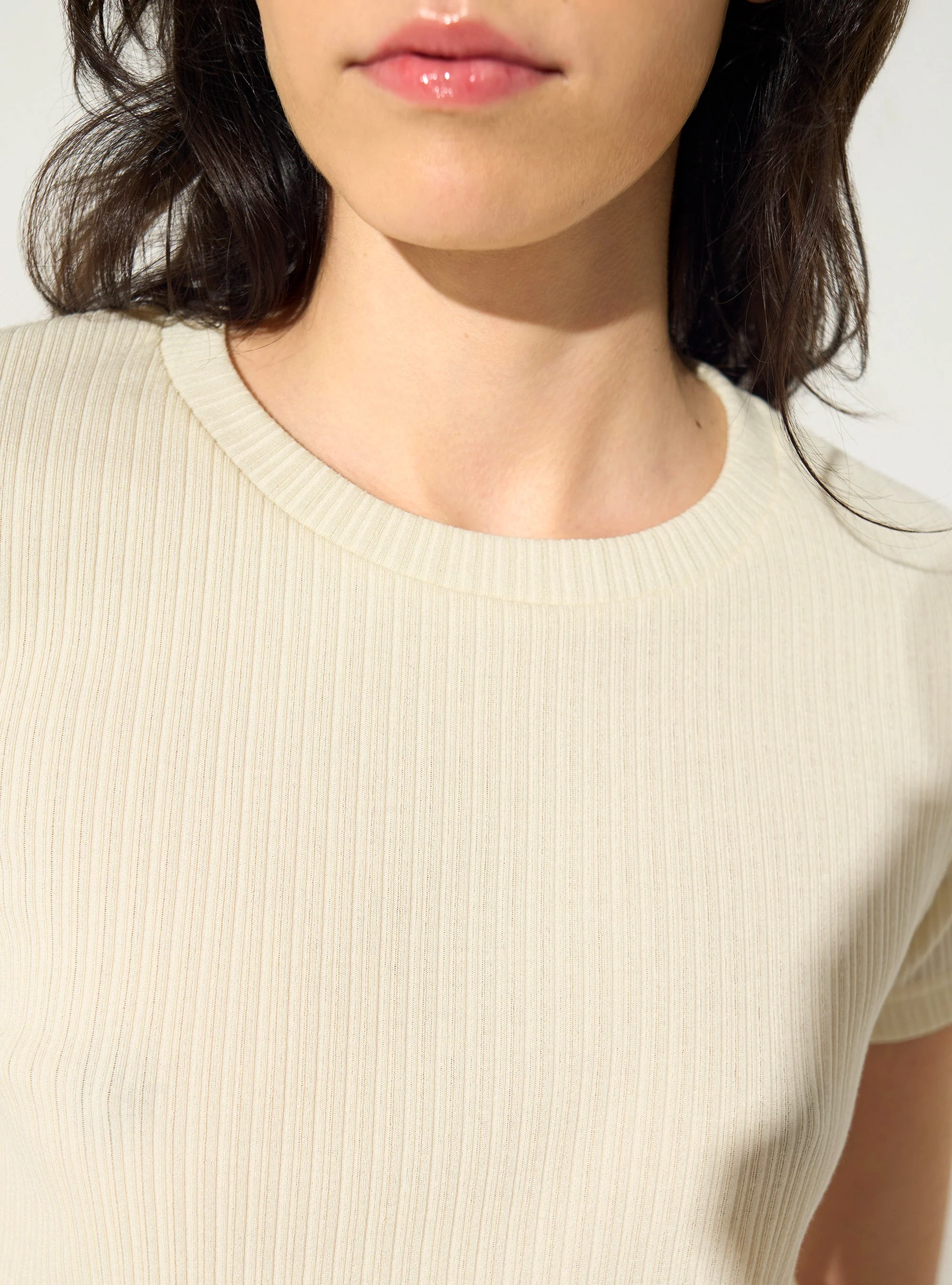 T-shirt ajusté plissé en coton blanc - Image 3