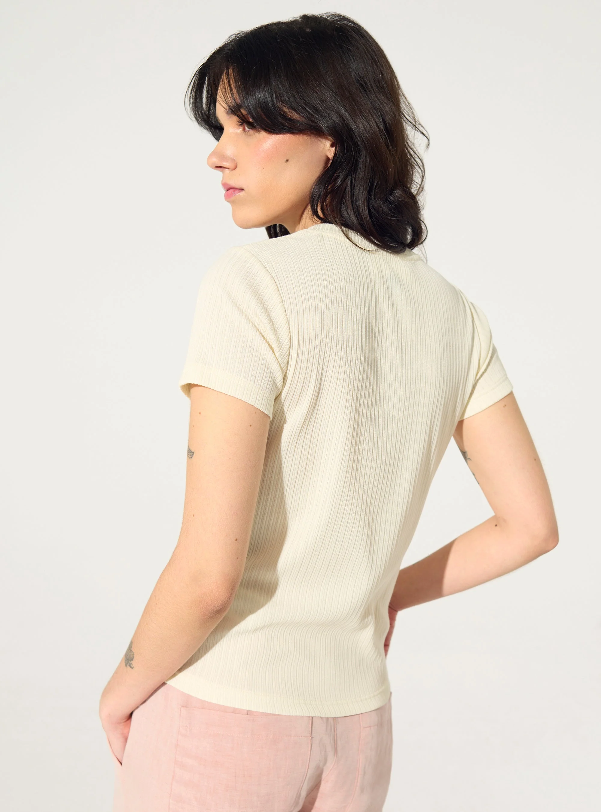 T-shirt ajusté plissé en coton blanc - Image 4