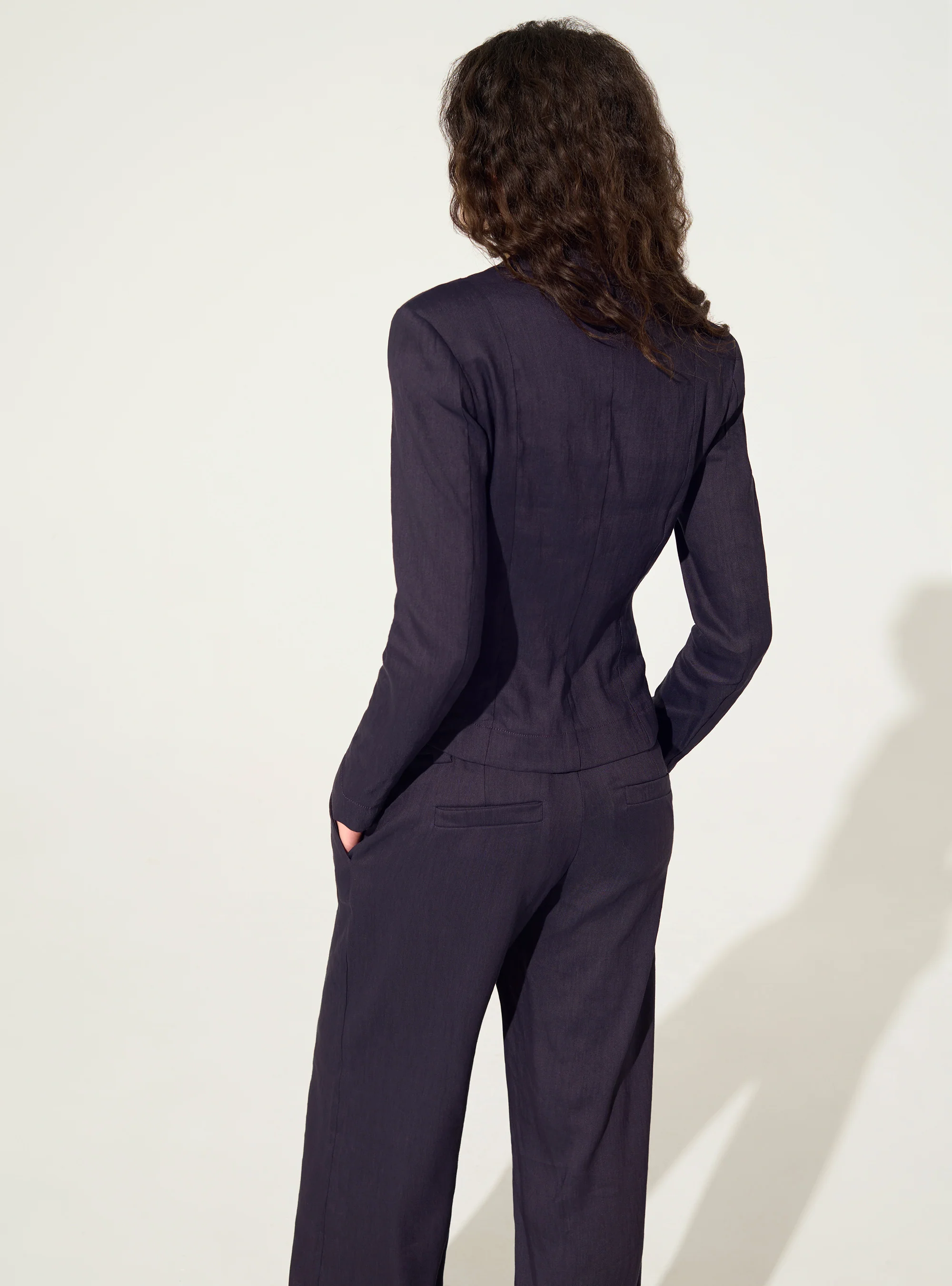 Veste tailleur ajustée en lin violet - Image 5